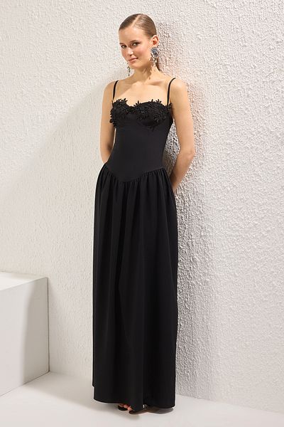 Trendyol Collection Schwarzes, gewebtes, langes, schickes Abendkleid und Abschlussballkleid mit Blumenapplikationen in A-Linie TPRSS25AE00139