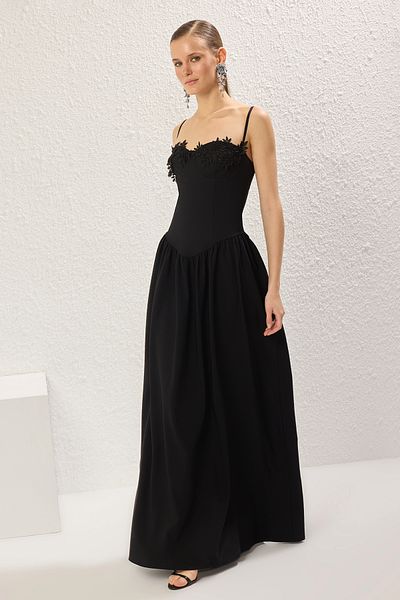 Trendyol Collection Schwarzes, gewebtes, langes, schickes Abendkleid und Abschlussballkleid mit Blumenapplikationen in A-Linie TPRSS25AE00139