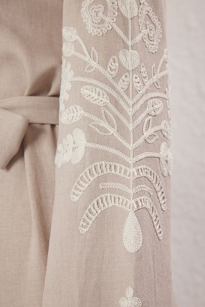 Trendyol Modest Gewebtes Kleid in Stone-Leinen-Optik mit Stickerei-Detail am Ärmel TCTSS25EB00116