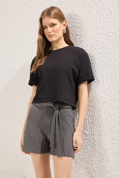 Trendyol Collection Anthrazitfarbene kurze Shorts mit Gürtel und Bermuda TWOSS25SR00001