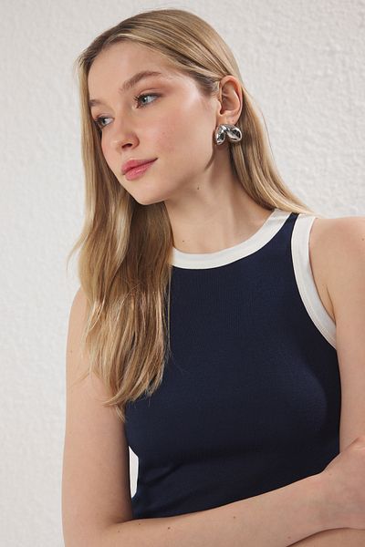 Trendyol Collection Marineblauer Neckholder mit kontrastierendem Paspelierung, detaillierter, flexibler Strick-Unterhemd TWOSS24AL00027