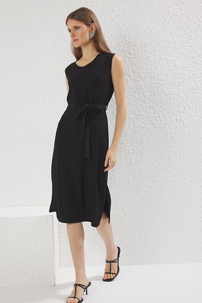 Trendyol Collection Detail černého zavinutého pásku Midi pletené šaty s nulovým rukávem TWOSS25EL00665