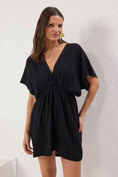 Trendyol Collection TBESS25EL00090 Model černé mini tkané plážové šaty