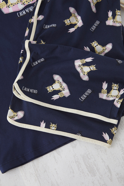 Trendyol Collection Чоловічий піжамний комплект з бавовняного трикотажу з котячим принтом темно-синього кольору TMNSS25PT00052