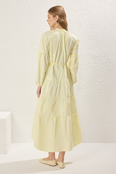 Trendyol Modest Ανοιχτό κίτρινο φόρεμα με δαντέλα με λεπτομέρειες από βαμβακερό υφαντό TCTSS25EB00081