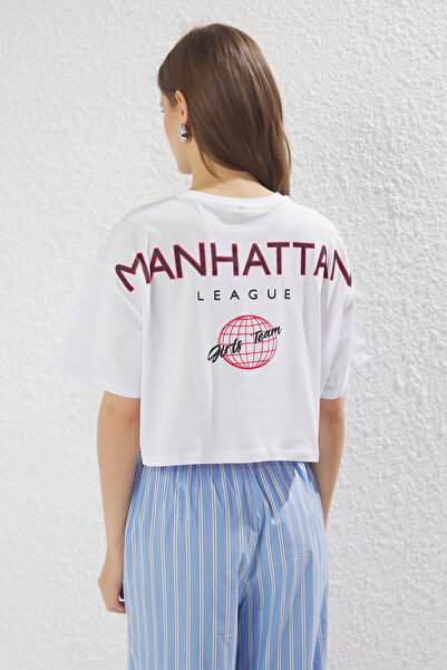 Trendyol Collection Tricou alb, 100% bumbac, cu croiala scurtă, imprimat pe spate - TWOSS25TS00165