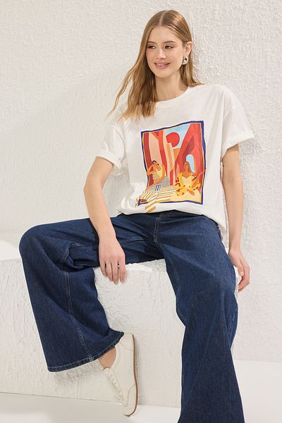 Trendyol Collection Ecrufarbenes bedrucktes T-Shirt aus Baumwolle in Übergröße – TWOSS25TS00152