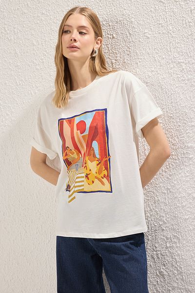 Trendyol Collection Ecrufarbenes bedrucktes T-Shirt aus Baumwolle in Übergröße – TWOSS25TS00152
