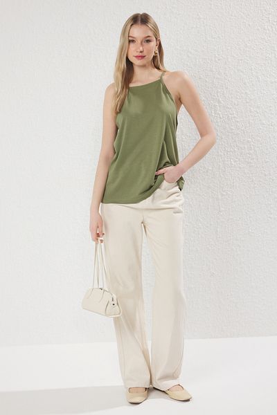 Trendyol Collection Khakifarbenes Strick-Unterhemd mit Neckholder – reguläre Passform TWOSS25AL00039
