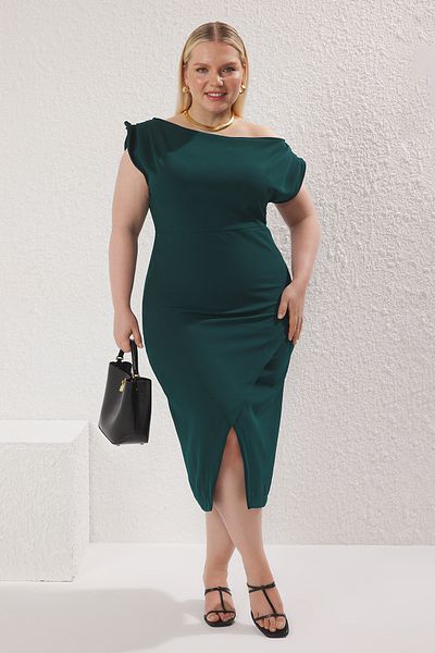 Trendyol Curve Smaragdgrünes, asymmetrisches, gewebtes Midi-Kleid mit Schlitz in Übergröße TBBSS25AH00167