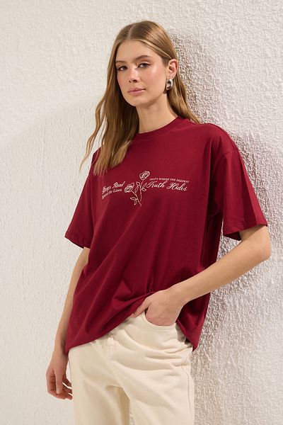 Trendyol Collection Weinrotes Strick-T-Shirt – 100 % Baumwolle, breite Passform, vorne und hinten bedruckt TWOSS25TS00150