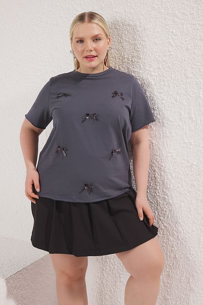 Trendyol Curve Nadrozmerné antracitové tričko Basic Fit – detail mašle/stužky TBBSS25BF00052