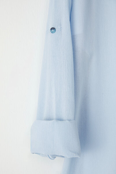 Trendyol Collection Világoskék vászon megjelenésű, normál szabású ing - Epaulettes és Crinkle Effect TMNSS23GO00061