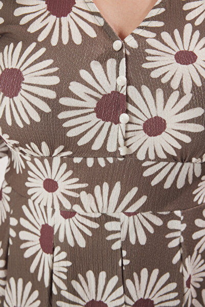 Trendyol Curve Vícebarevné šaty s balonovým rukávem s výstřihem do V s květinovým potiskem Pletené šaty větší velikosti TBBSS25AH00195