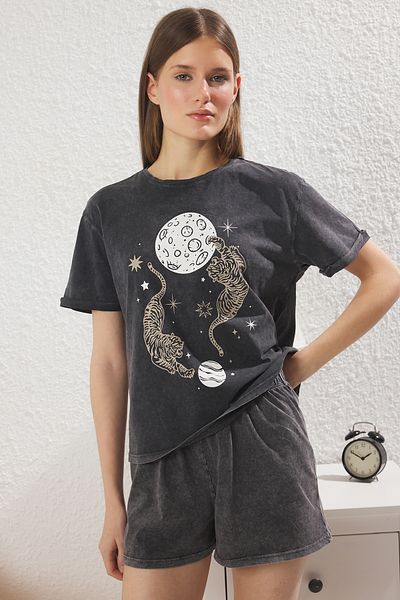 Trendyol Collection Anthrazitfarbenes, gewaschenes Pyjama-Set aus 100 % Baumwolle mit Galaxie- und Tierdruck