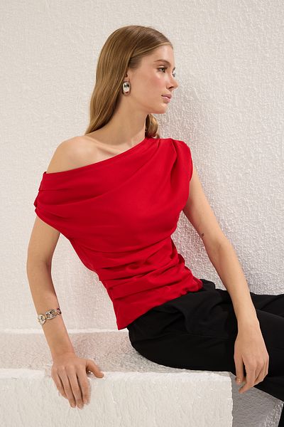 Trendyol Collection Rote Strickbluse mit asymmetrischem Ausschnitt und drapiertem Detail – TWOSS25BZ00024