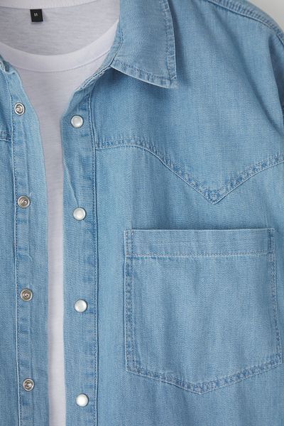 Trendyol Collection Blaues Western-Jeanshemd mit breiter Passform und kurzen Ärmeln TMNSS25GO00046