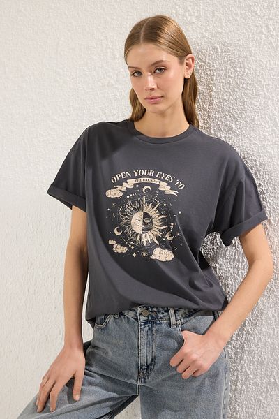 Trendyol Collection Antracitové barevné oversize bavlněné tričko s potiskem - TWOSS25TS00148