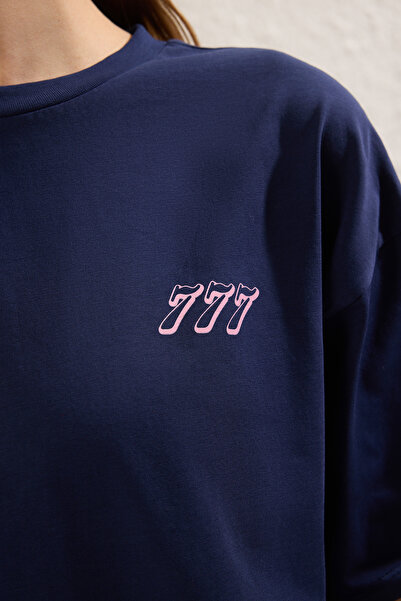 Trendyol Collection Marineblaues, 100 % dickes Baumwoll-T-Shirt in Übergröße/Weiter Schnitt mit Print auf Vorder- und Rückseite, gestrickt, TWOSS25TS00145