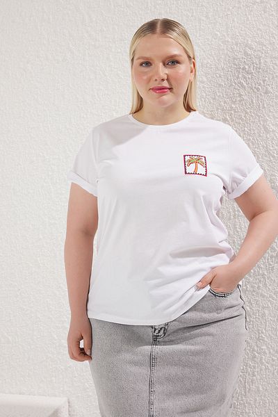 Trendyol Curve Weißes, besticktes T-Shirt in Übergröße – 100 % gestrickt TBBSS25BF00058