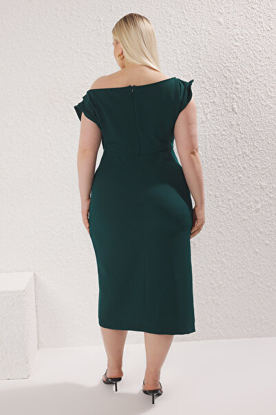 Trendyol Curve Smaragdově zelené šaty s asymetrickým výstřihem Midi s rozparkem TBBSS25AH00167