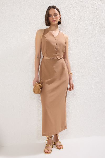 Trendyol Collection Hnědé hladké vyšívané midi tkané šaty TWOSS25EL00059