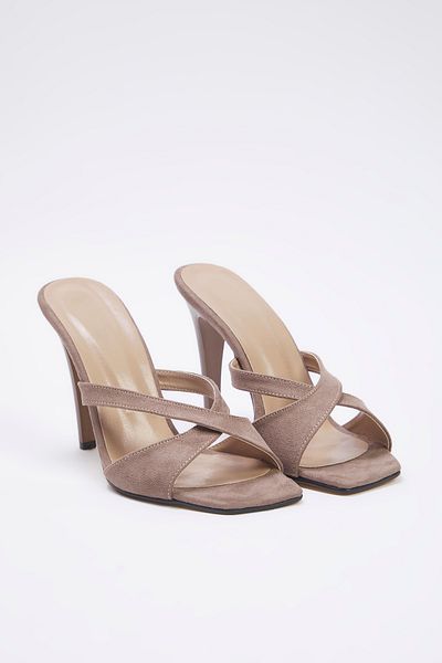 TRENDYOL SHOES Norkové semišové dámske papuče na tenkom podpätku s krížovým remienkom so štvorcovou špičkou TAKSS25TO00057