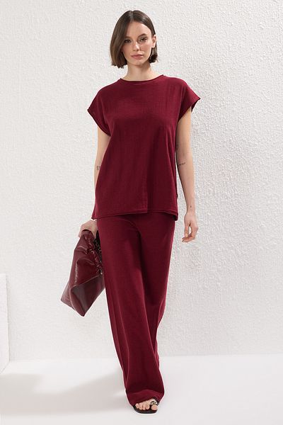 Trendyol Collection Burgunderroter Blusen-Hosen-Unterteil-Oberteil-Anzug mit Rundhalsausschnitt TWOSS25AU00067