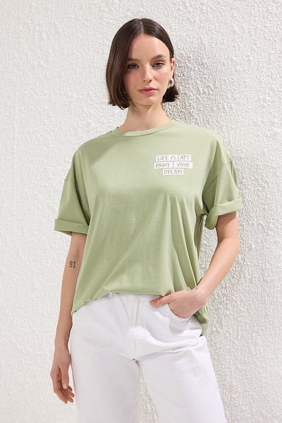 Trendyol Collection Oversize Mint Slogan Patch Bavlněné tričko - TWOSS25TS00143
