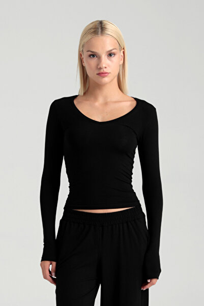 SHEISMONO Ultra měkká halenka s výstřihem do V černá