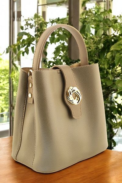 QUB CLUB Women's Multi-Eye Strap Medium Shoulder Bag