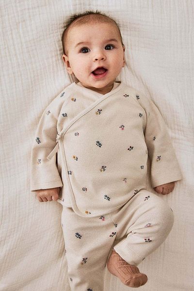 H&M طقم مكون من قطعتين من توب ملفوف وبنطال ضيق
