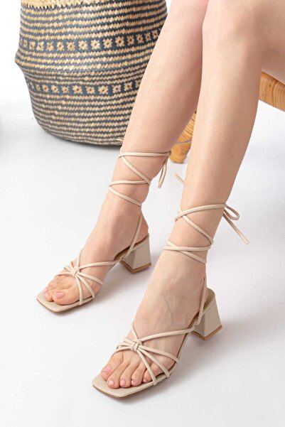 besoin shoes store شبشب وصنادل نسائية باللون البيج بحزام الكاحل