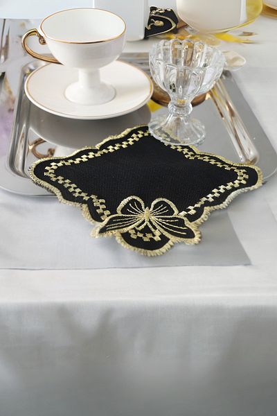 PLT Design Set de 6 șervețele de prezentare pentru cocktail, din in negru, cu model de fluturi aurii