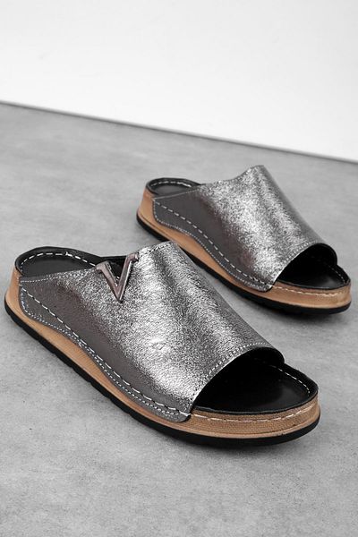 Lal Shoes & Bags Papuci de damă Badeni din piele naturală cu cataramă în V-ANTRACIT