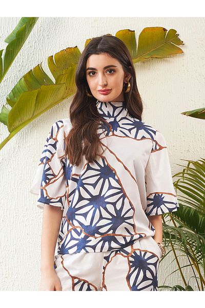 Sassafras By Styli قميص بطبعة تجريدية برقبة عالية وأكمام قصيرة وبنطلون واسع الساق