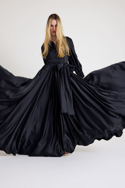 MERT ERKAN Balon Kollu & Kuşaklı Siyah İpeksi Saten Tam Daire Etekli Maxi Gömlek Elbise