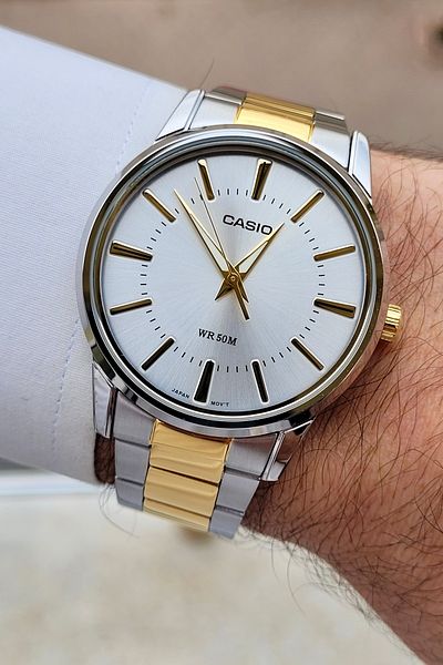 Casio ساعة يد رجالية بحبل فولاذي فضي اللون 50mt