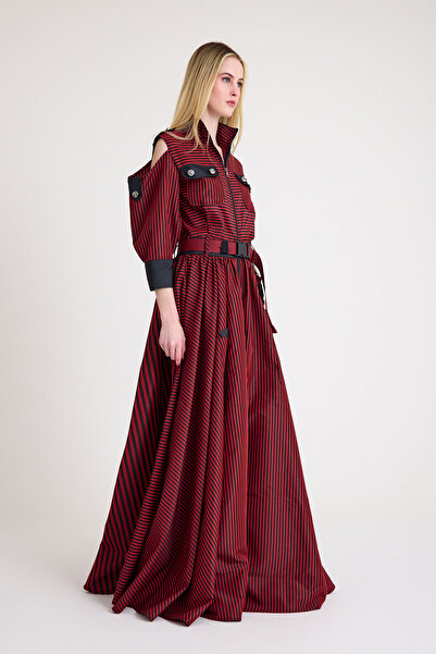 MERT ERKAN فستان طويل من التفتا مخطط باللونين الأسود والأحمر مع تفاصيل مفيدة ...