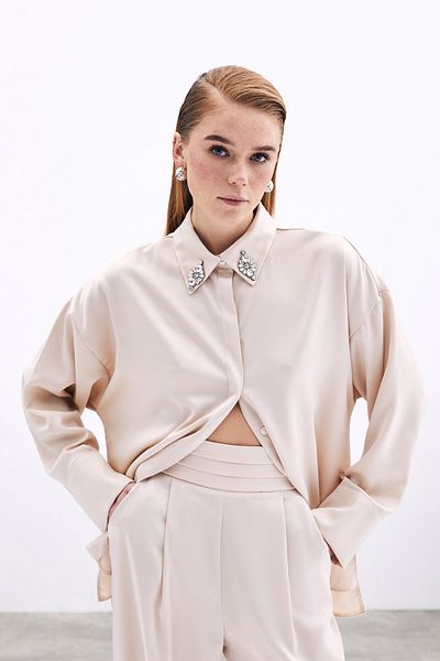 Sateen إكسسوارات مفصلة مع قميص بيج