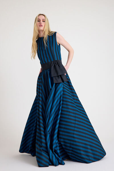 MERT ERKAN ظهر منخفض وخطوط سميكة باللونين الأزرق والأسود بدون أكمام فستان طوي...
