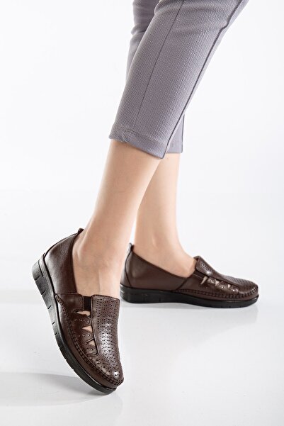 By Yağlıoğlu 92106 حذاء جلدي مريح ومثقوب لتقويم العظام مع تفاصيل تجهيز السرج