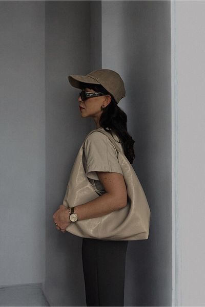 Yuka Atelier Geantă de umăr Marcia din piele artificială strălucitoare