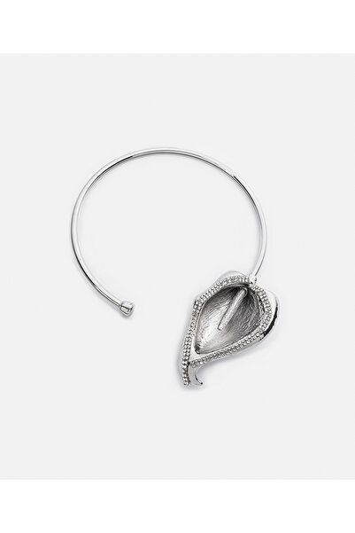 İpekyol Çiçek figürlü ve taşlı plaka kolye