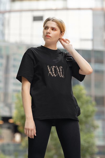 MG تي شيرت نسائي من LEOPARDLI XOXO مطبوع عليه رقبة دائرية من القطن مقاس كبير وأكمام قصيرة