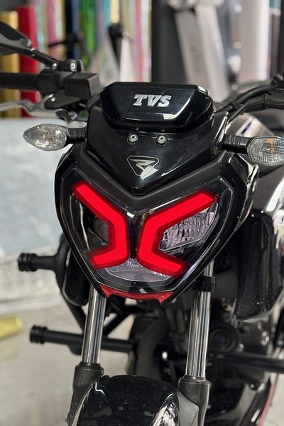 Banxtre Autocolant roșu pentru faruri pentru TVS Raider Daytime Led