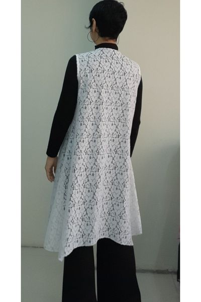 Mertcan Butik Λευκό ασύμμετρο μοτίβο λουλουδάτο φαρδύ δαντελένιο γιλέκο