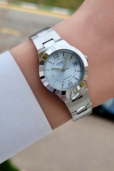 Casio ساعة يد نسائية بمينا أزرق وسوار رمادي اللون مضمونة
