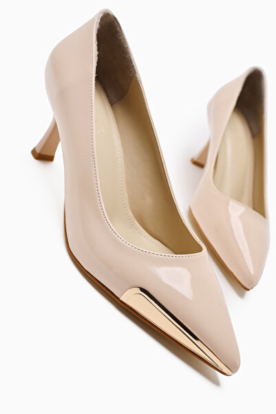 Limoya Carlota Bej Rugan Sivri Burunlu Metal Detaylı Topuklu Kadın Ayakkabı