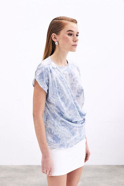 Sateen بلوزة زرقاء مع تفاصيل الإكسسوارات